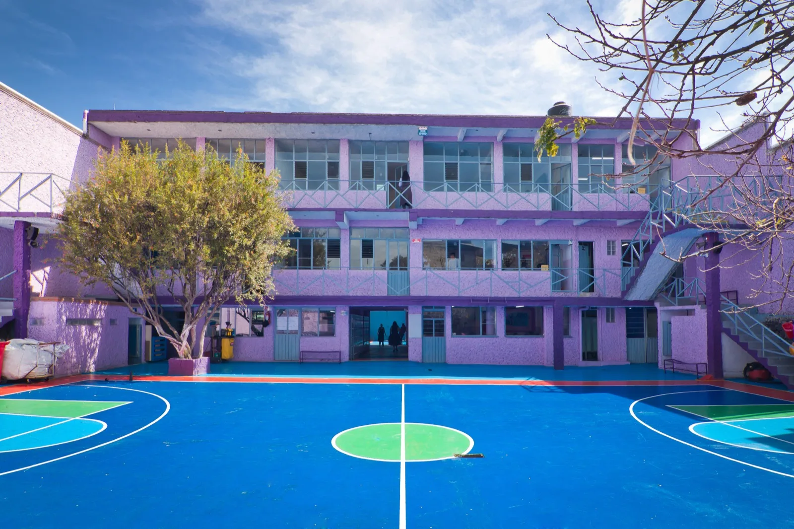 Campus Colegio Banting en Ajusco, Coyoacán — cancha multiusos y edificio principal